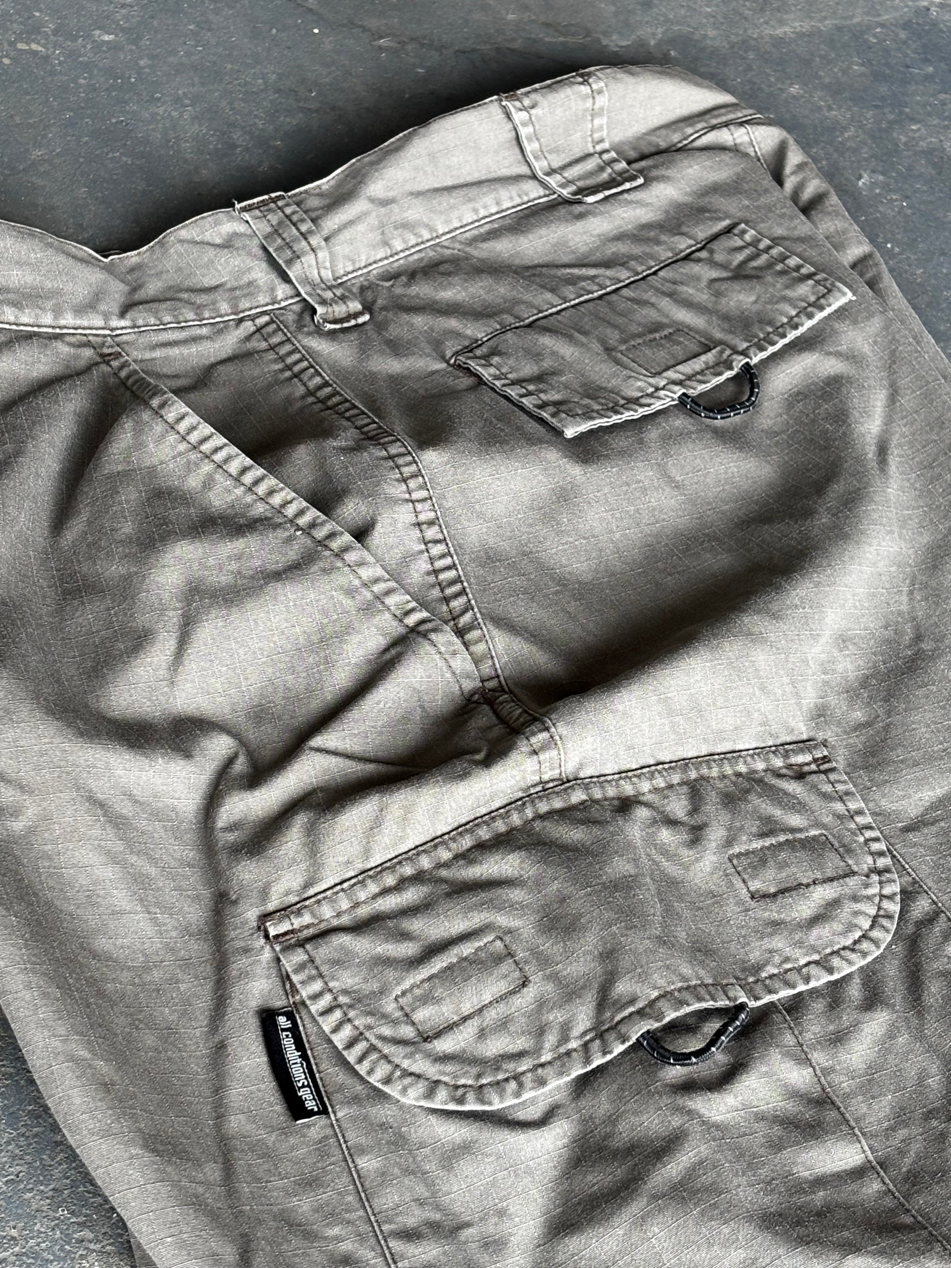 Vintage 00’s Nike ACG Cargo Shorts
